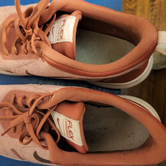 Women's NIKE Flex Experience blush colored running shoes size 8 Lace up - Picture 3 of 7